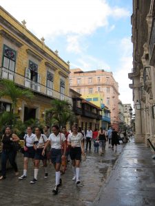 キューバの学生の制服