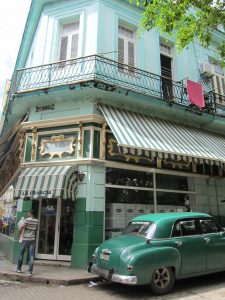 緑の店と緑の車