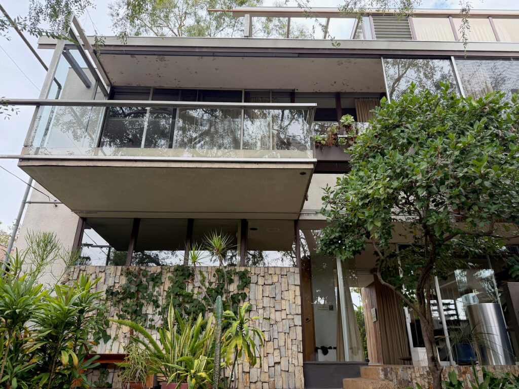 Neutra VDL House(中庭からの眺め)