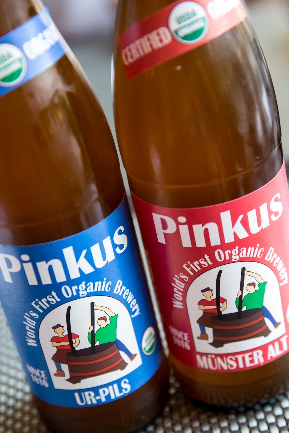 シアトルの「Pinkus Brewery」というブランドのオーガニックビール（$11）