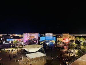 大阪・関西万博、アメリカ〜フランス館（夜間）