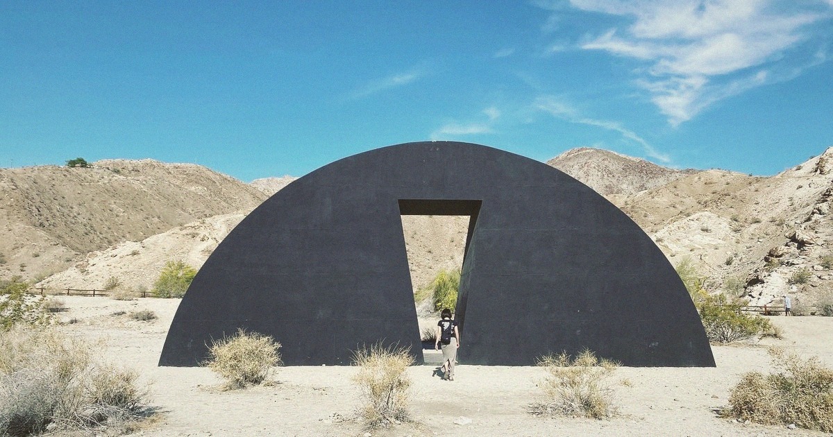 砂漠に点在するアートを巡るフェス「Desert X」